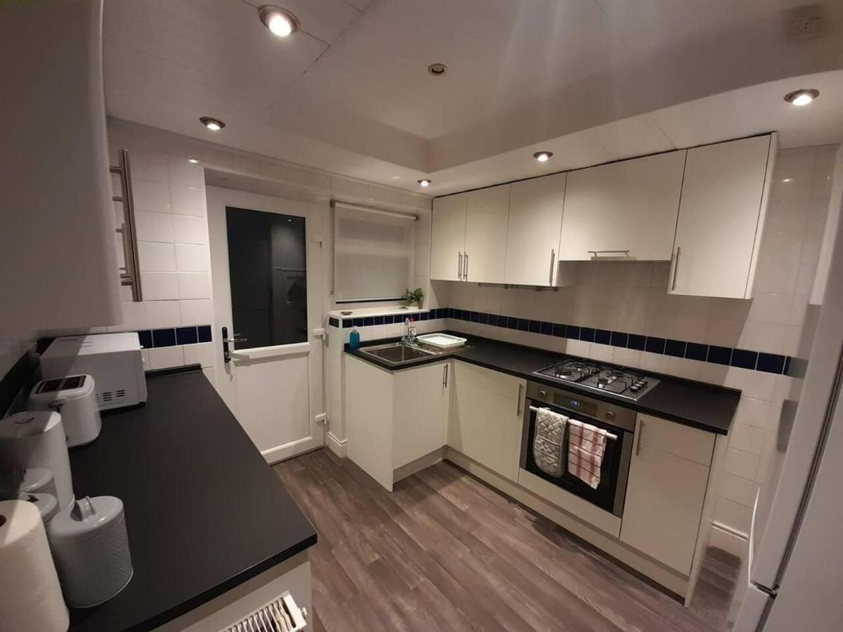 Bright 4-Bed House 15 Min To Manchester Centre Vila Exterior foto